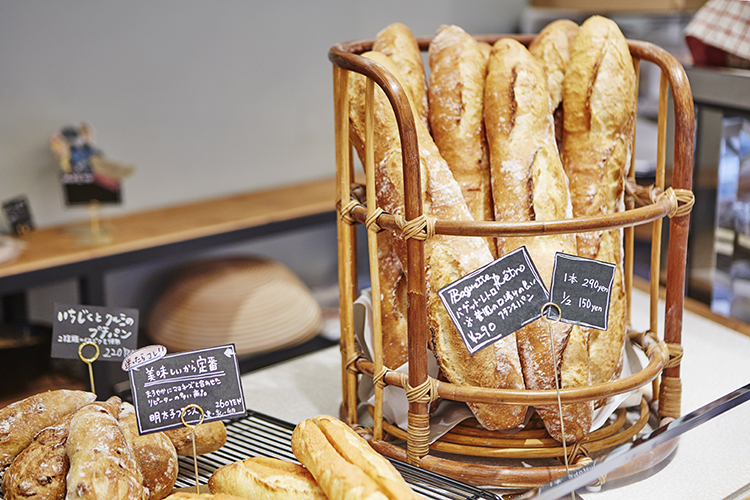 『バゲット・レトロ』1本290円（税別）は、昔ながらのフランスパン。イーストの量を極力抑え、低温で長時間発酵。口どけの良さが自慢です