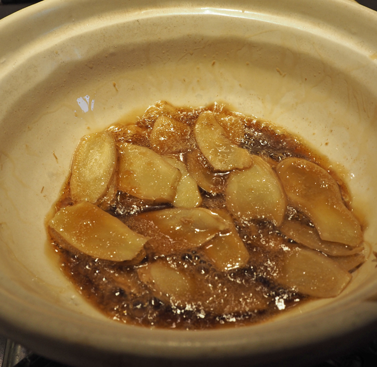 ❸生姜をじっくりと揚げる<br />
胡麻油に生姜を加え、香りが移るように弱火で飴色になるまでじっくりと揚げます