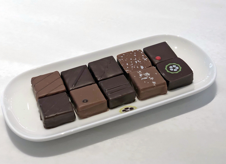 初めての方は、チョコレートのプロをも魅了する、『ボンボンショコラ』の数々をぜひ。フランス直輸入の26種類（2019年１月現在）を、一粒ずつ購入できます。