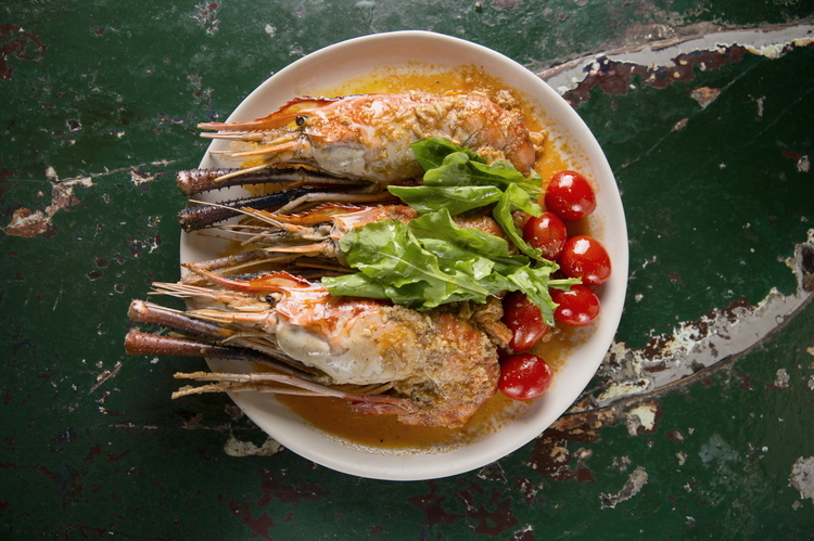 蟹味噌の旨味にカラマンシーの酸味が心地よい。巨大な川エビにフィリピンの食材の豊かさがうかがい知れる