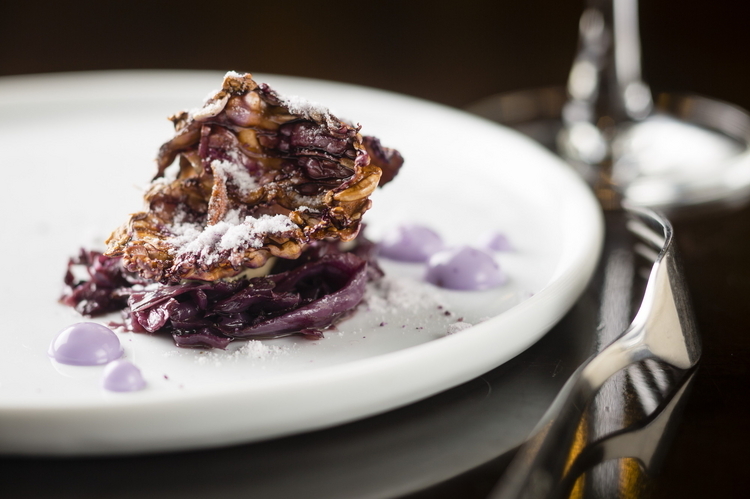 紫のひと皿。紫キャベツの酢漬け、ウベのピューレなど濃淡のグラデーションも美しい