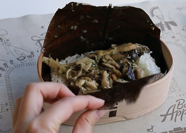 東北の伝統工芸のひとつ「わっぱ」に入れた『わっぱ飯』。キノコとガーリックの香りが食欲を掻き立てる