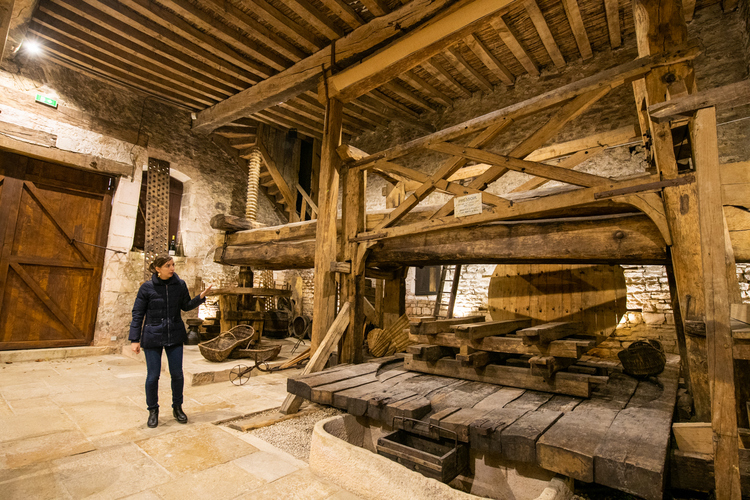 「ドメーヌ・ラロッシュ」に残る13世紀の巨大なプレス機。収穫したブドウを発酵させた後、これで搾った。