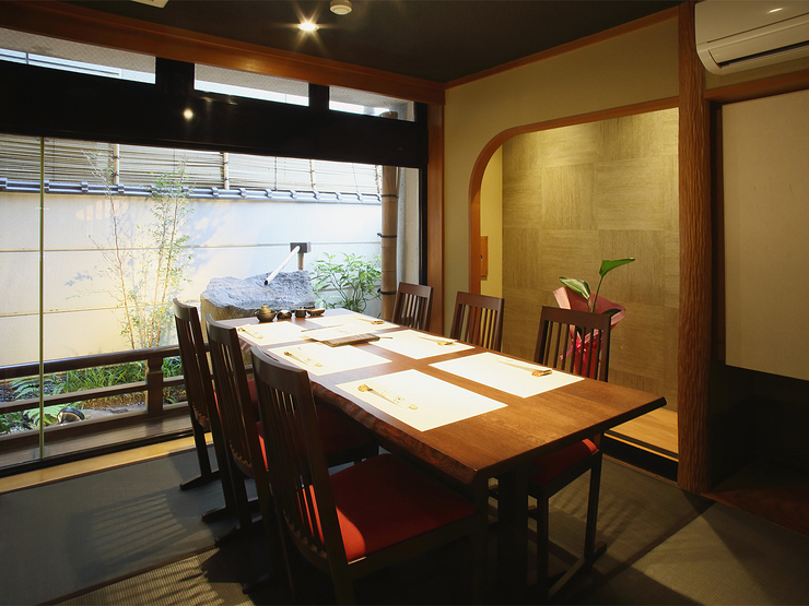 掘りごたつ席と座敷席、2種類4部屋の個室を用意。日本庭園を思わせる中庭を眺めながら、ゆったりとお食事を堪能することができます
