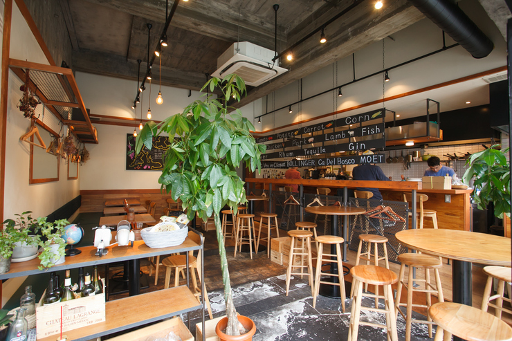 店内は木を基調とした温かみある空間であり、天井も高くて開放的な雰囲気があります