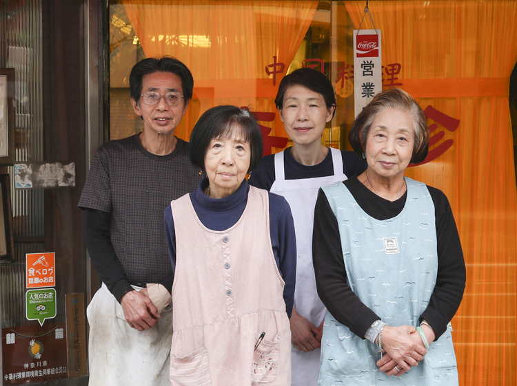 左から、3代目の黄 国栄さん、お姉さんの黄 秀光さん、奥様である石井知子さん、長姉の黄 秀晃さん。