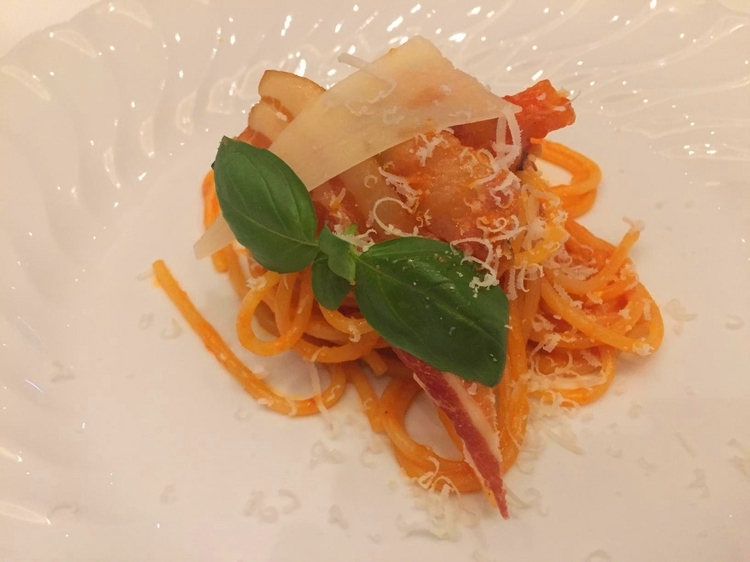 こちらが名物の『サバティーニ風スパゲッティ』。トマトベースのシンプルなパスタは食べ飽きない。これはコースなのでポーションは少なめ