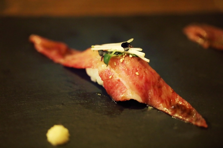 「宮崎牛のロース肉の炙り肉寿司」一貫400円