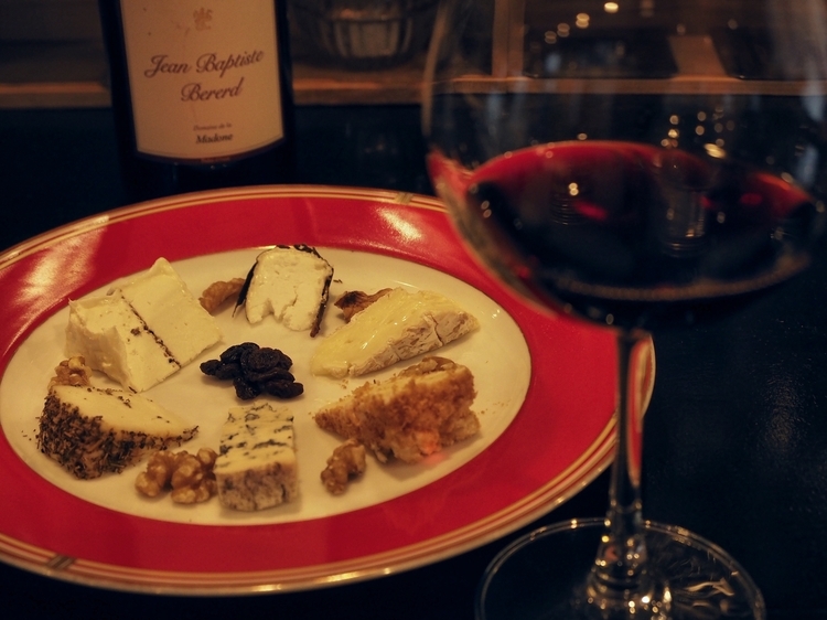 『チーズプレート』2,800円。”カマンベール・カドス”や、”フルム ダンベール（ルドルフ熟成）”など食べごろのチーズをカットしてくれる。合わせたワインは『ジャン・バティスト』7,500円