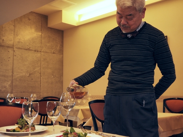 渡部勝さん。25歳で飲食業界に入り、アンドレ・パッション氏、ジャック・ボリー氏などともに働き、渡欧してワインを学んだ