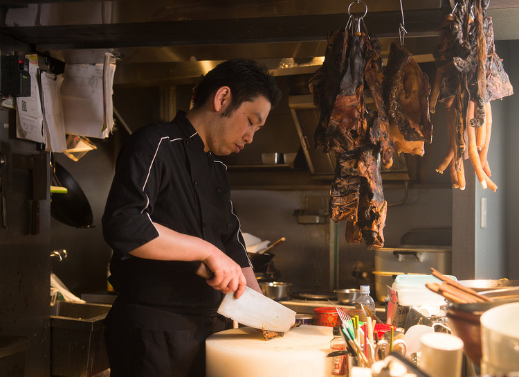 銀座【黒猫夜】では店長として腕をふるっていた水岡シェフ。鶏肉の燻製、鹿や豚のバラ肉で作るベーコンなど干し肉も手作り