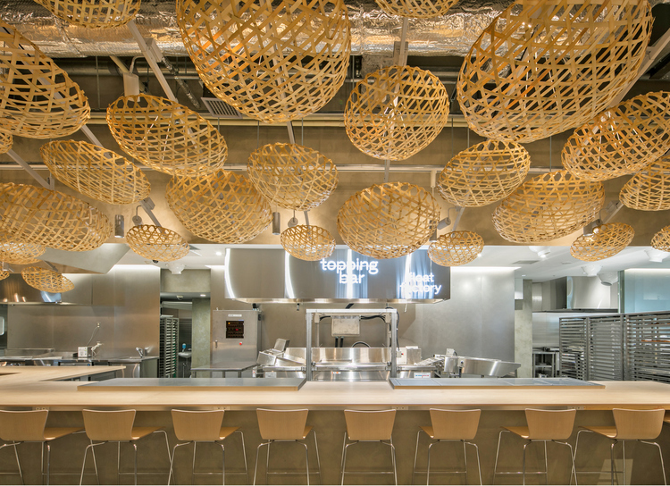 建築家・隈研吾氏による店舗デザインは、京都の繊細でたくましい台所文化を竹かごでイメージ。