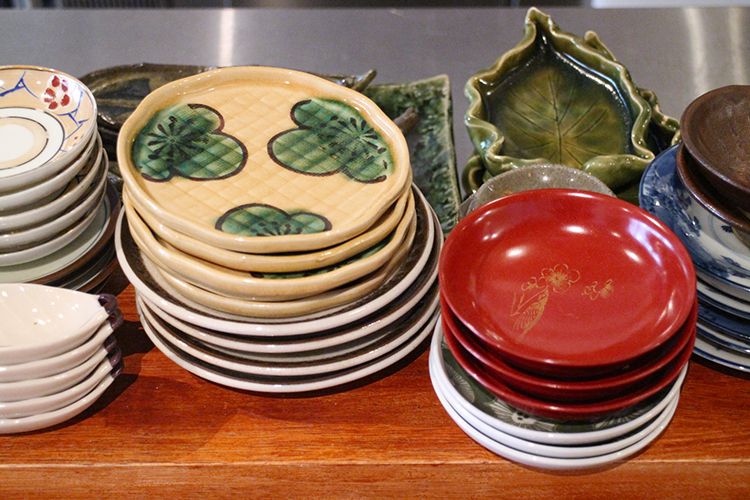 店で使う豆皿は橋本さんが以前から好きで収集していたもの。色も形もとりどりの器の意匠も楽しみの一つ