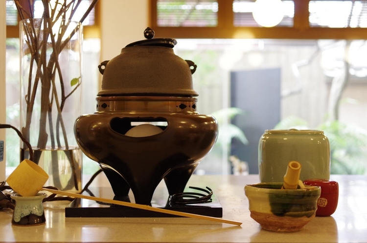店内に置かれている茶道具も飾りではなく、実際に鈴木シェフが使用しているものだそう