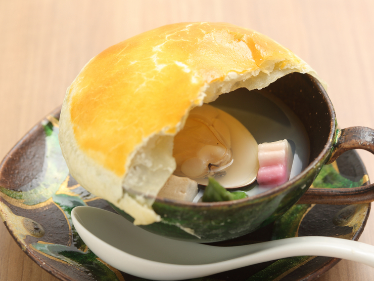 パイに包まれた季節の香りがたまらない『蛤のパイ包みスープ』