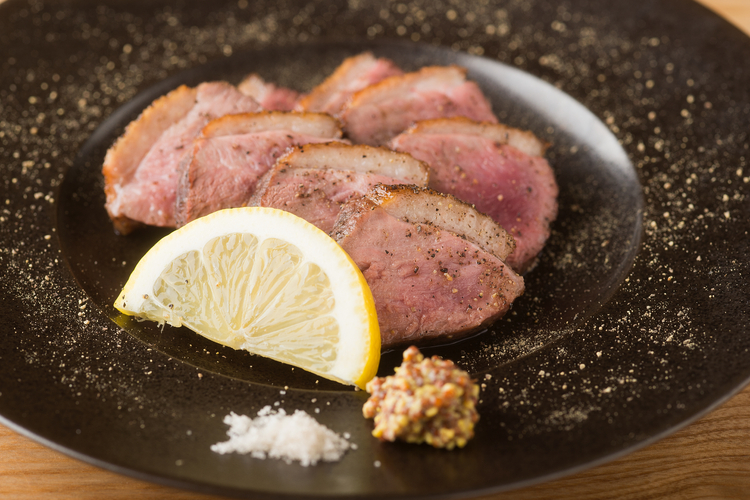 鴨肉は炭火焼きメニューの定番。塩と粒マスタードのみで、素材本来の味わいを楽しんで。『鴨の塩焼き』2,200円（税抜）