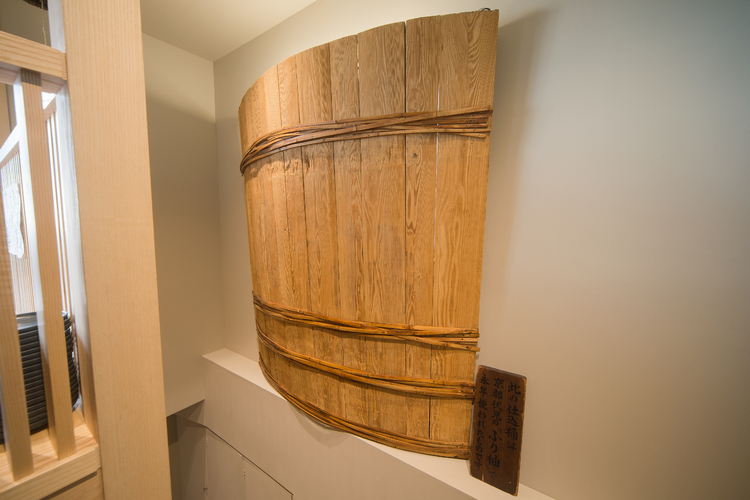 【駒形どぜう】で供されている日本酒、『ふり袖』の仕込み樽がオブジェのように飾られています