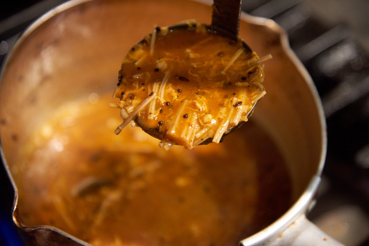 『酸辣湯ラサム』にはえのき茸と椎茸がたっぷり。酢の酸味と辣油の辛さを溶き卵がやんわりと包み込む。印中折衷の傑作