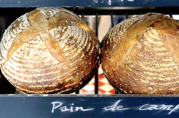 『パン・ド・カンパーニュ』1,200円（税別）は、軽やかな食感と深みのある味わいが印象的