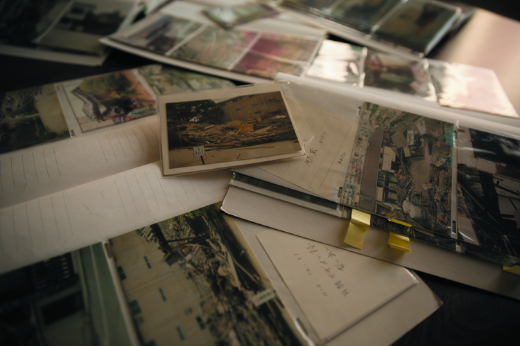 沢の鶴に残っていた被災した蔵の写真。震災の2日後には、出社できる社員が出社し、蔵の片づけをしたという