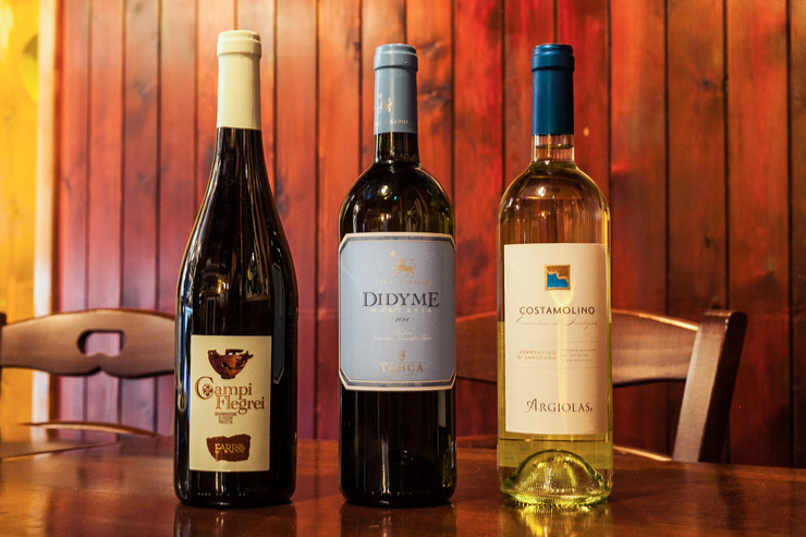 約300種のイタリア全土のワインが揃う。魚介料理との相性を考えワインは白が約7割と選択肢は豊富