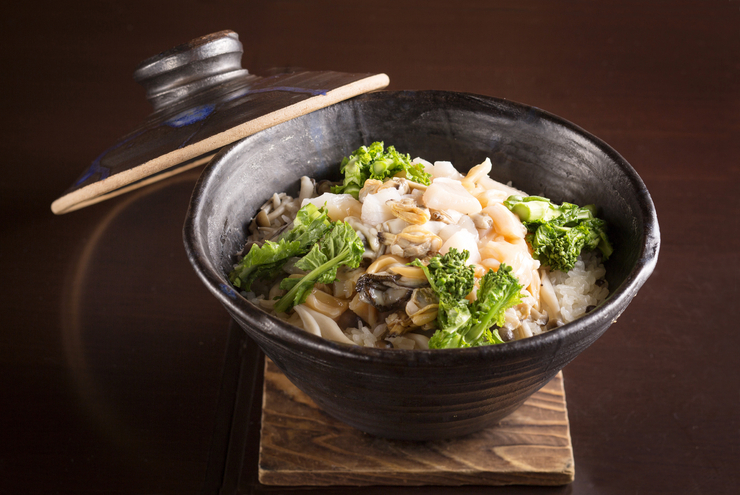 具材が選べる『釜飯』は、塩分控えめで濃厚な貝の旨みを堪能できる。最上級の魚沼コシヒカリ雪里米を使用