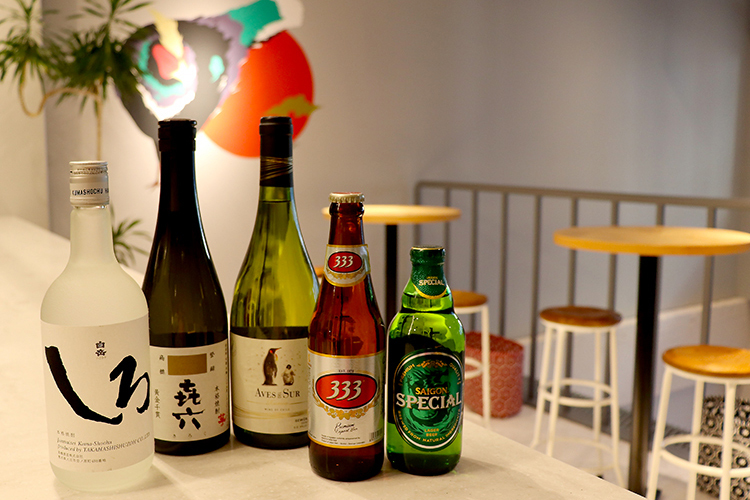 ベトナムビールのほか、焼酎や日本酒なども充実