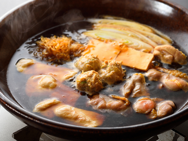 江戸時代から愛される伝統の『鳥すき』。軍鶏を１枚ずつ焼き、温泉玉子につけていただきます。