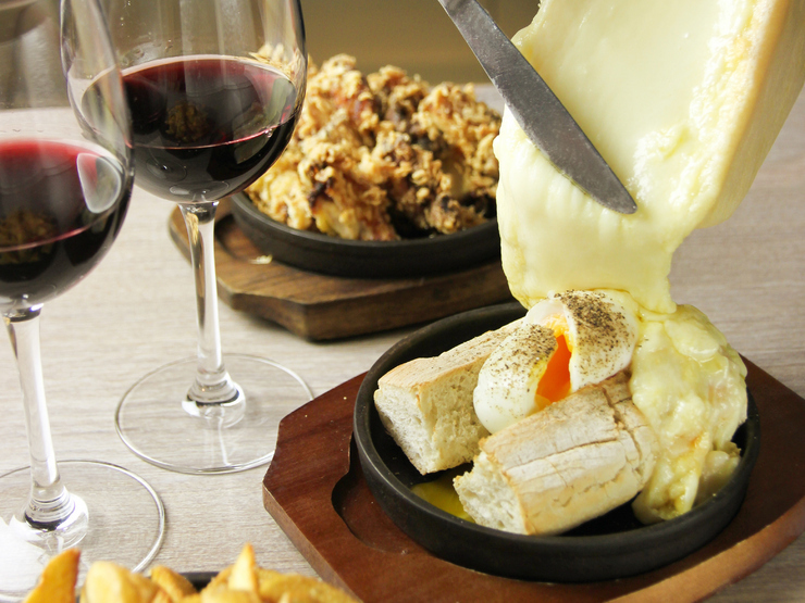 KICHIRI特製のラクレットチーズがとっても濃厚！　ワインがすすむ逸品です
