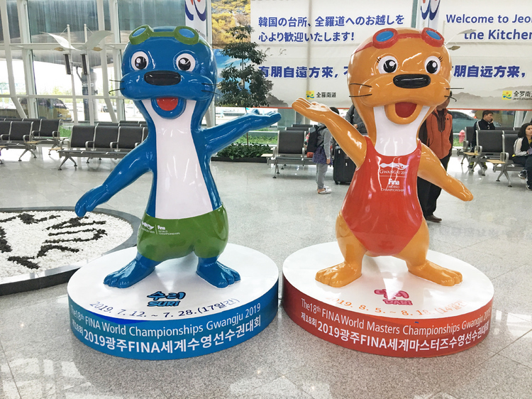 第18回世界水泳選手権のマスコット、スリ（左）とダリ