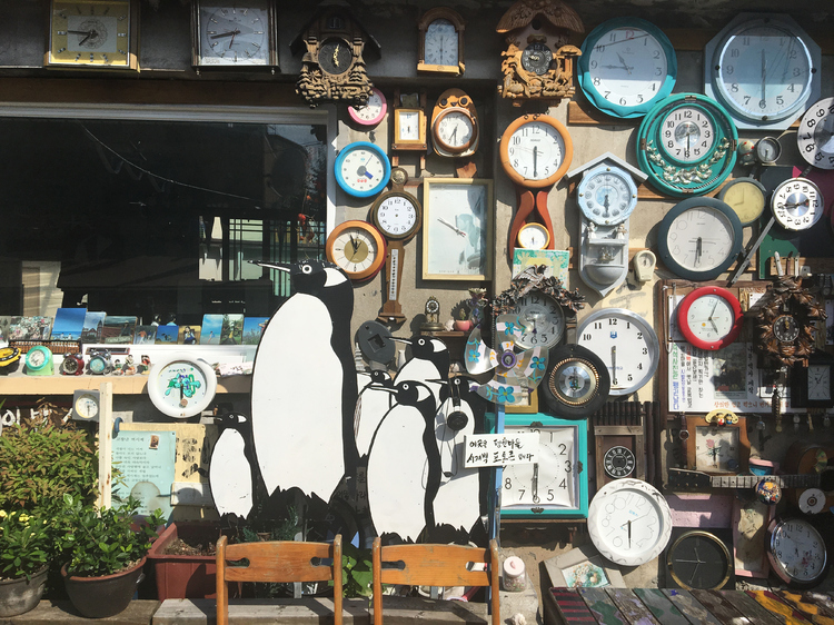 楊林洞のペンギン村。古い時計や電化製品が町を彩る