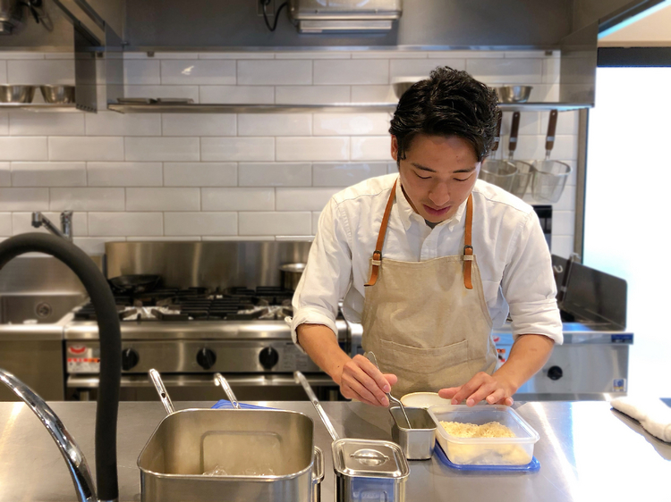 若干25歳で店主に抜擢された田島光将さん。フランス料理を学びながらも、いつかラーメン店を営みたいと思っていたという、ラーメン好きの若き料理人
