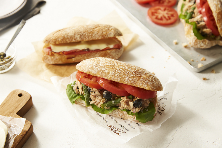 イタリア伝統のパン、チャバッタを使用『チャバッタ サンドイッチ（ツナ & レモン ケッパー／スペック & モッツァレラ）』