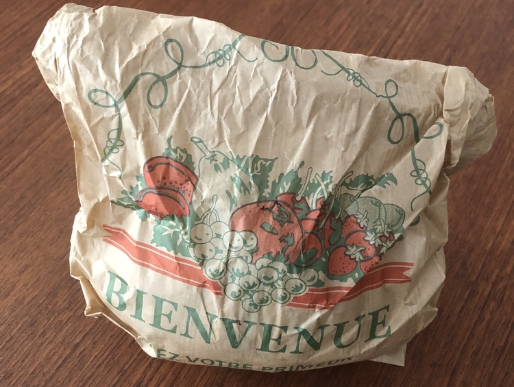 パリのマルシェでは、置いてある紙袋に野菜や果物を入れて。紙袋も不要ならそのままマイバッグに入れる人も