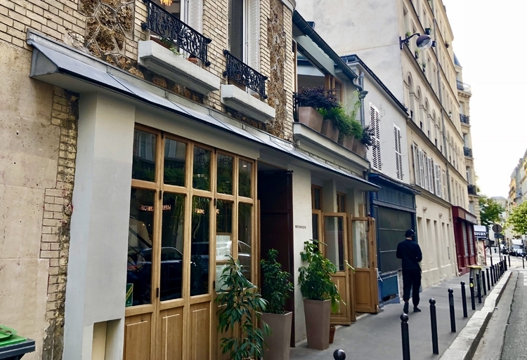 パリの観光エリアとは離れた11区にある、2階建ての「ボタニック・レストラン」。伝統的な技術をベースにした独創的な料理と、カジュアルな雰囲気との絶妙なバランスに連日地元のファンが詰めかける