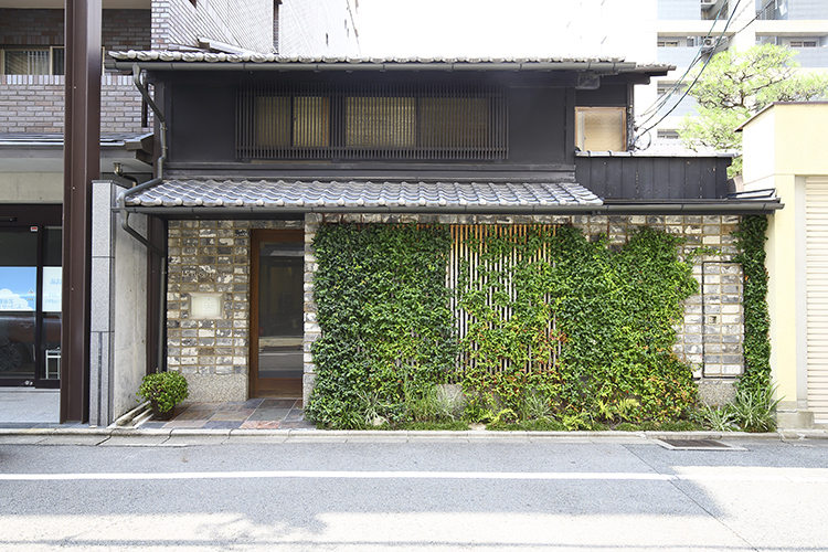 京都の古民家をリノベートした一軒家レストラン。モダンなデザインです