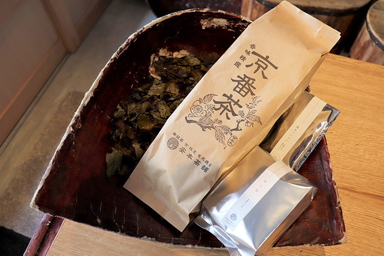 スモーキーな香りがたまらない『京番茶』180g 310円～（税込）これで魚を煮て臭みを取り除いたりと、京都のおくどさんには欠かせない