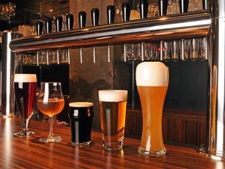 日本のクラフトビール13種類を樽生で提供