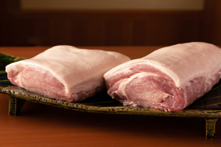脂多めか、少なめか、好きな方を選べる豚ロース肉。この日は群馬の坂東豚を使用