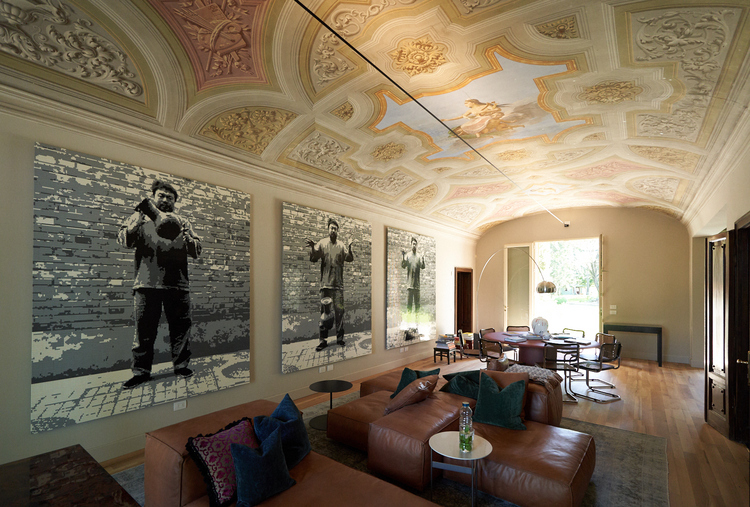 壁に飾られたアイ・ウェイ・ウェイのアートの他、ヨーゼフ・ボイスなどマッシモの好きなアーティストの作品が飾られている