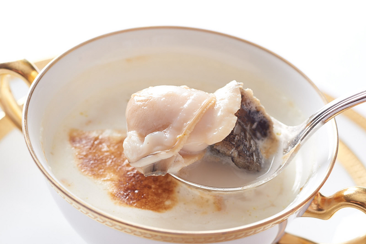 『すっぽんと海の貝類のスープ　レディー カーズンスタイル　幻のスープ』。クリーミーでまろやかな味わいの後に、ほのかなカレーの香りが追いかけてくる