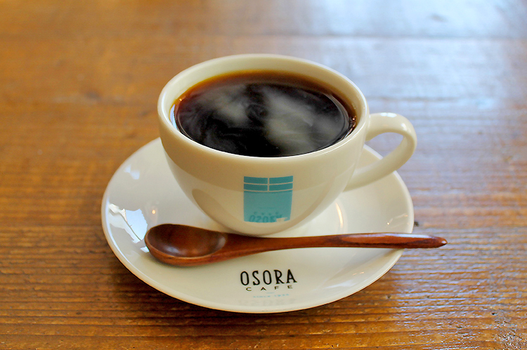 カップにたっぷり注いでくれる『OSORAハウスブレンドコーヒー』480円（税抜）