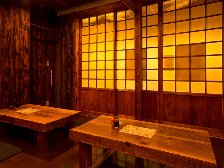 古民家風の店内で、秋田杉の温もりに包まれながらゆったりと食事がたのしめます