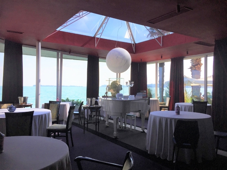 2014年にジャンカルロとリッカルド兄弟はガルダ湖畔にレストランをOPEN、その後徐々に拡張し、現在は湖に面したテラスもある