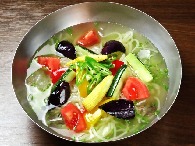 『青唐辛子と夏野菜のピリ辛冷麺』1,540円～ 