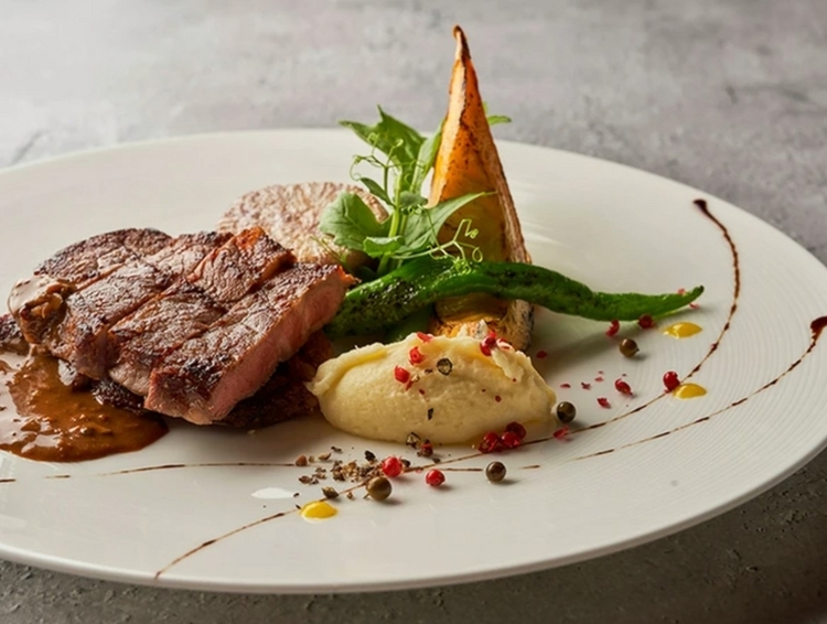 【レストラン HUSHHUSH】の肉料理