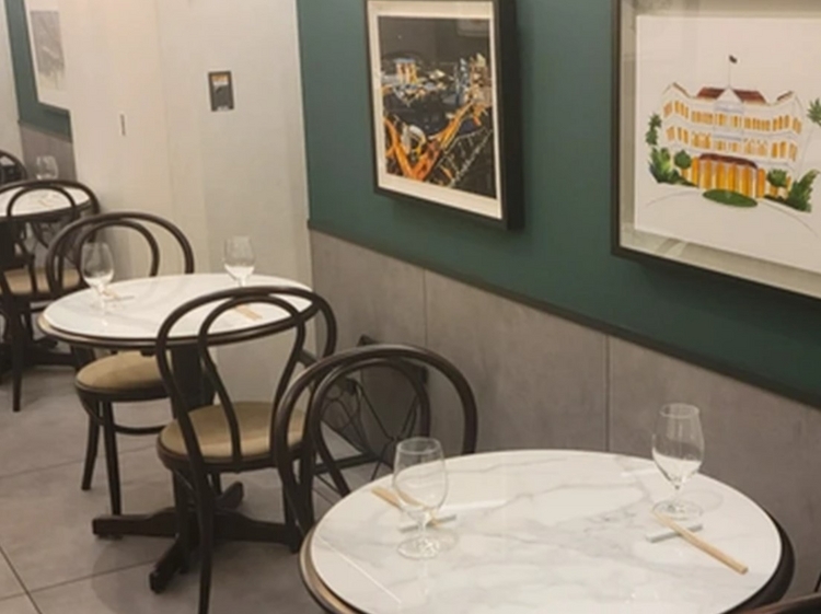 【SINGAPORE CUISINE SINKIES】のテーブル席