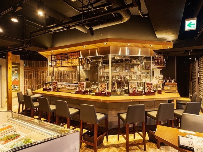 【TOKYO FISHERMAN'S WHARF 　魚秀～UOHIDE～渋谷宇田川店】のカウンター席
