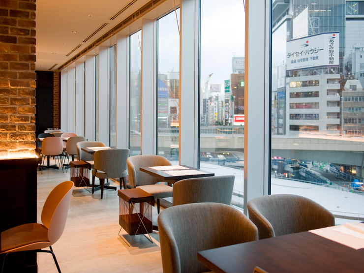 Bar＆Dining　TORRENTの小さなテーブル席