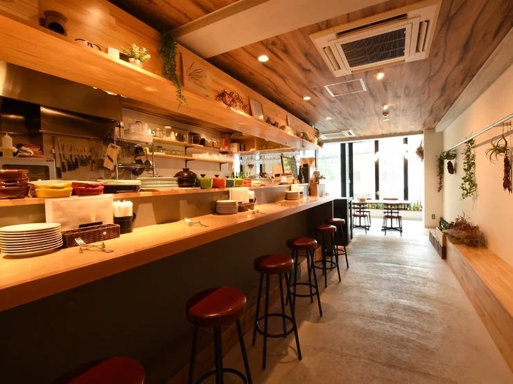 ワインのための煮込料理研究所　NIKOLABOの店内